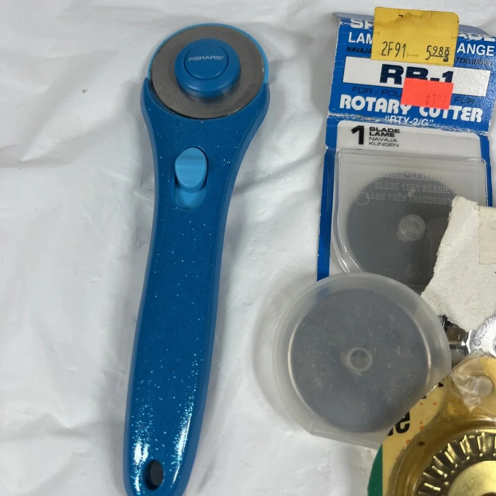 FISKARS STICK ROTARY CUTTER [45 mm] [BLADE GUARD][QUICK CHANGE]‎ Extra Blades
